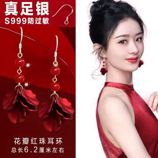 2026新年红色花瓣耳环新款秋冬喜庆时尚过年耳坠洋气甜美新娘耳饰