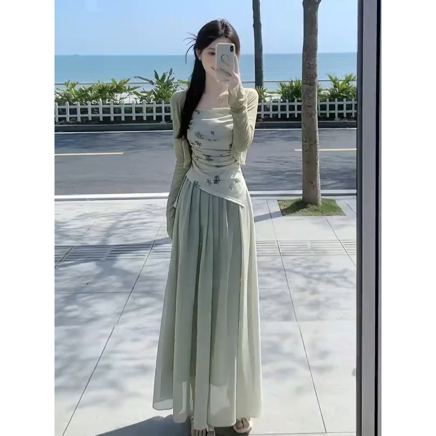 初夏漂亮新中式绿色吊带连衣裙子女2026新款夏季海边度假长裙套装