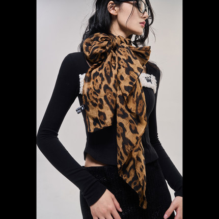 Tuwhy“搭配公式”春秋款复古豹纹领巾丝巾配饰