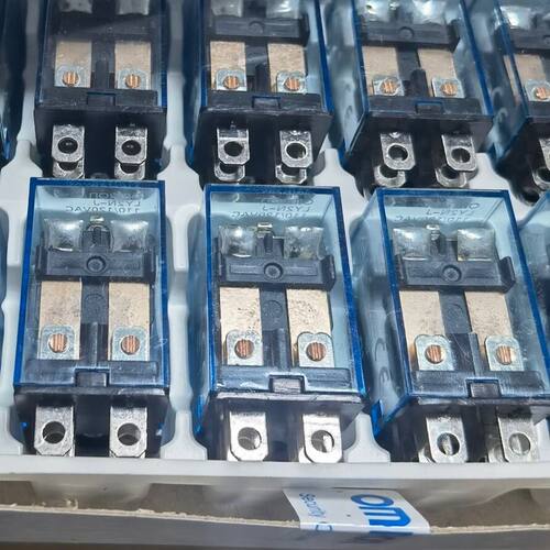 Ly2N一J龙继电器110V120vac 实物如图所示
