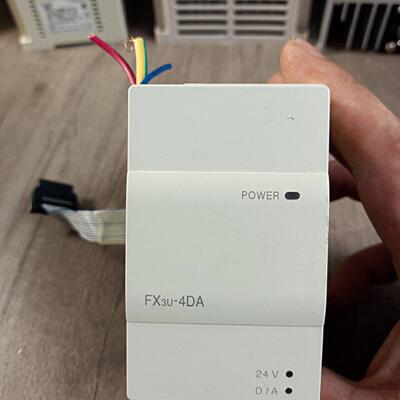 拓展模块型号FX3U-4DA现货成色如图功能完好