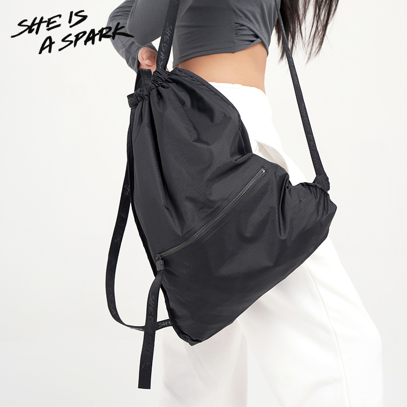 她是火花SIAS 周六野同款健身防水背包 多口袋轻便时尚通勤双肩包