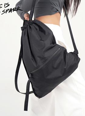 她是火花SIAS 周六野同款健身防水背包 多口袋轻便时尚通勤双肩包