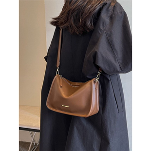 夏天款棕色复古单肩腋下包包女2025新款高级感小众斜挎软皮枕头包