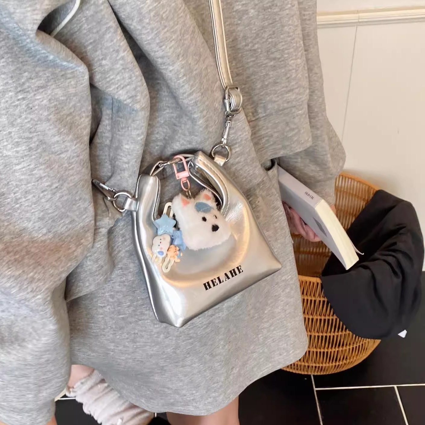 迷你小众设计包包女2026新款可爱精致银色斜挎包时尚口红包耳机包