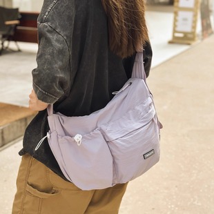 轻便尼龙布斜挎包女大容量旅行运动健身包休闲通勤单肩饺子包挎包