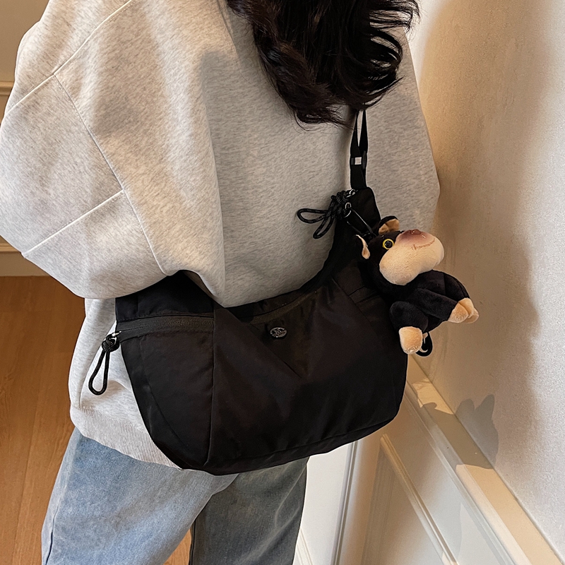 休闲大容量包包女2025新款轻便百搭尼龙帆布包上课通勤斜挎饺子包