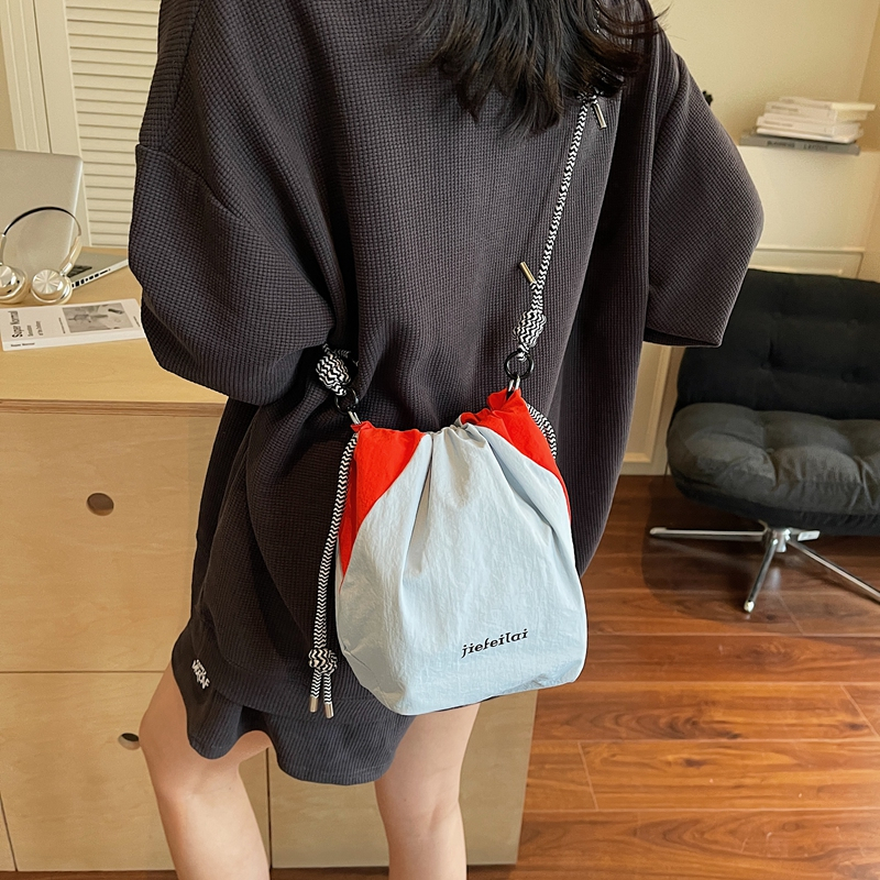 户外运动休闲手机包女便携水杯包百搭通用斜挎单肩包外出遛弯小包