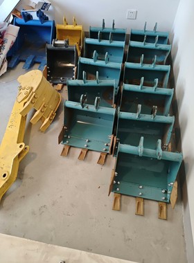 挖掘机挖斗,蓝色、黄色,适用于小型挖掘机.挖斗成色新,钢板厚议价