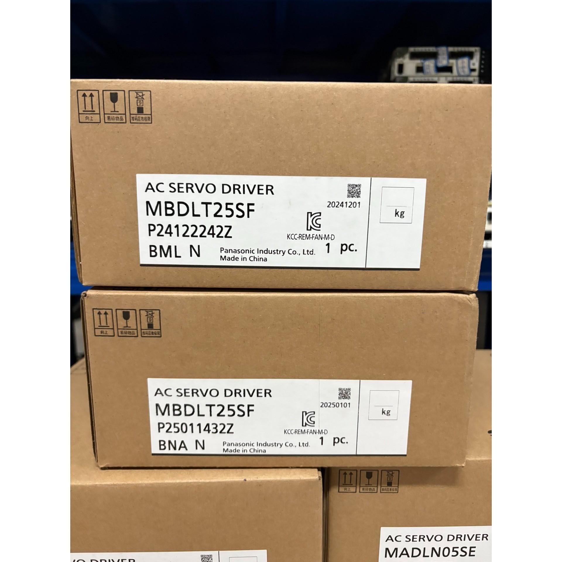 全新A6 MBDLT25SF 400W伺服驱动器议价产品