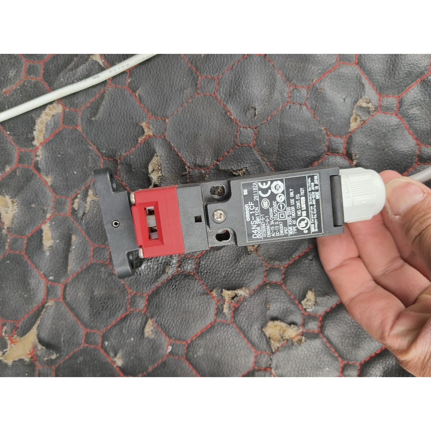 全新原装安全门锁:D4NS-1CF 共两个  为单议价产品