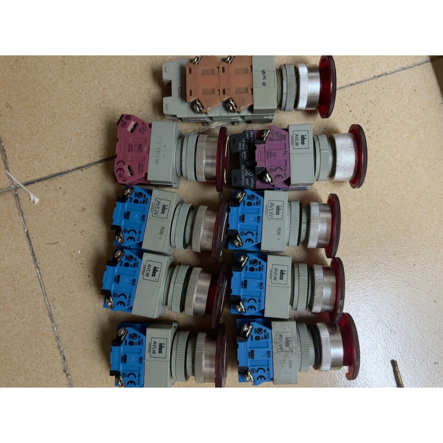 IDEC和泉急停按钮 AVW/AVS/AVD/AOW系列议价产品