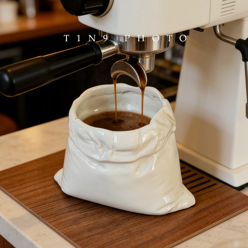 创意仿布袋造型手握杯 高温釉下彩工艺