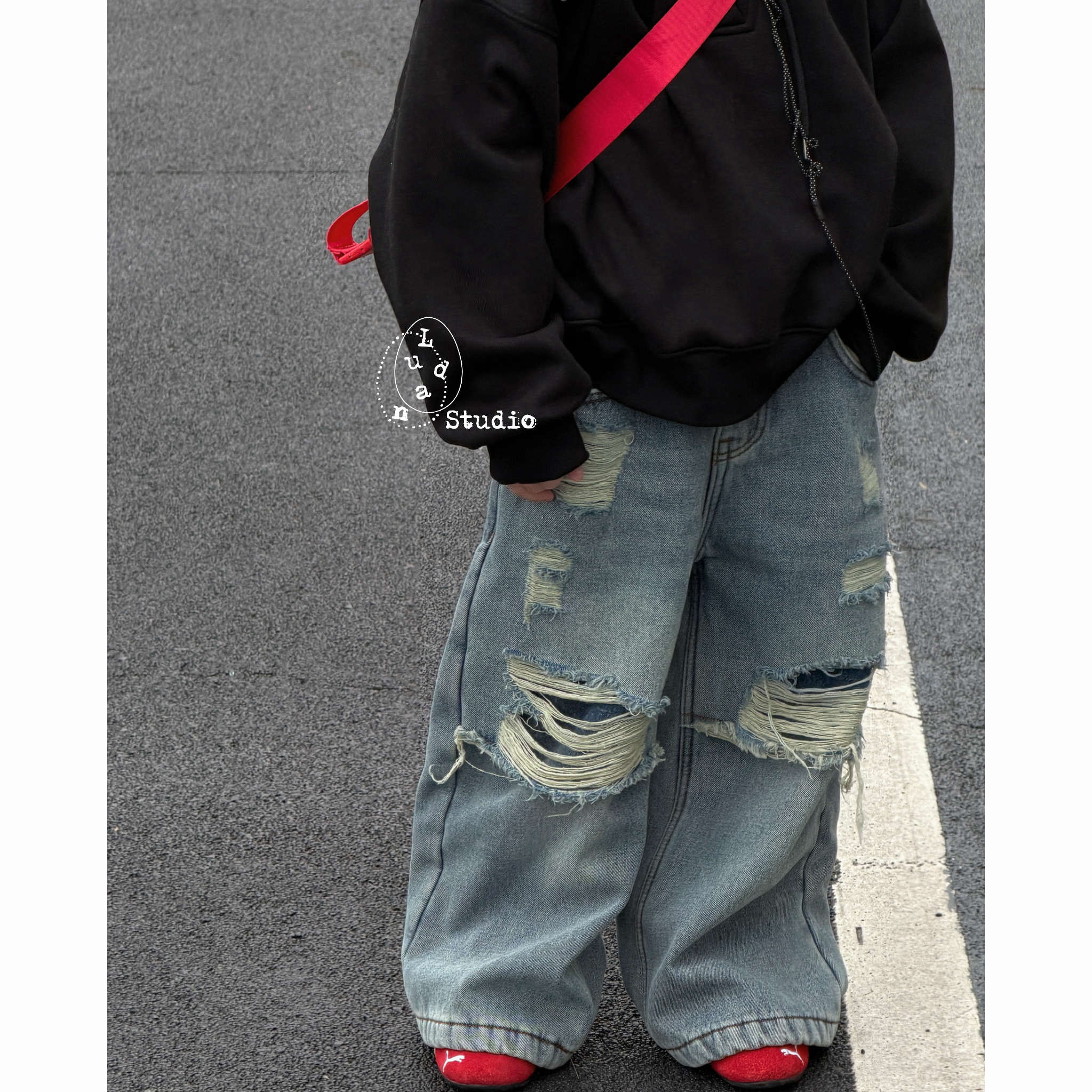 卤蛋童装：破洞重塑/冬季时髦新品经典砂洗破洞裤加绒直筒男女童