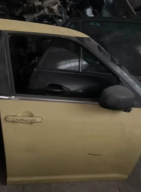 议价铃木雨燕右前门，黄色车身，轻使用痕迹。拆车件，成色不错