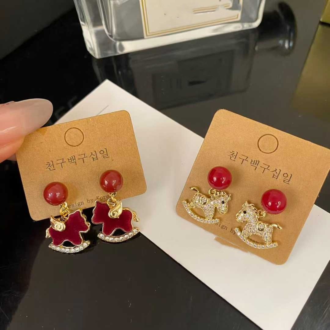 轻奢小马珍珠耳钉女红色锆石耳环可爱小众高级感耳饰,饰品/流行首饰/时尚饰品新,耳环,淘宝优惠券,粉丝福利购,淘宝优惠卷