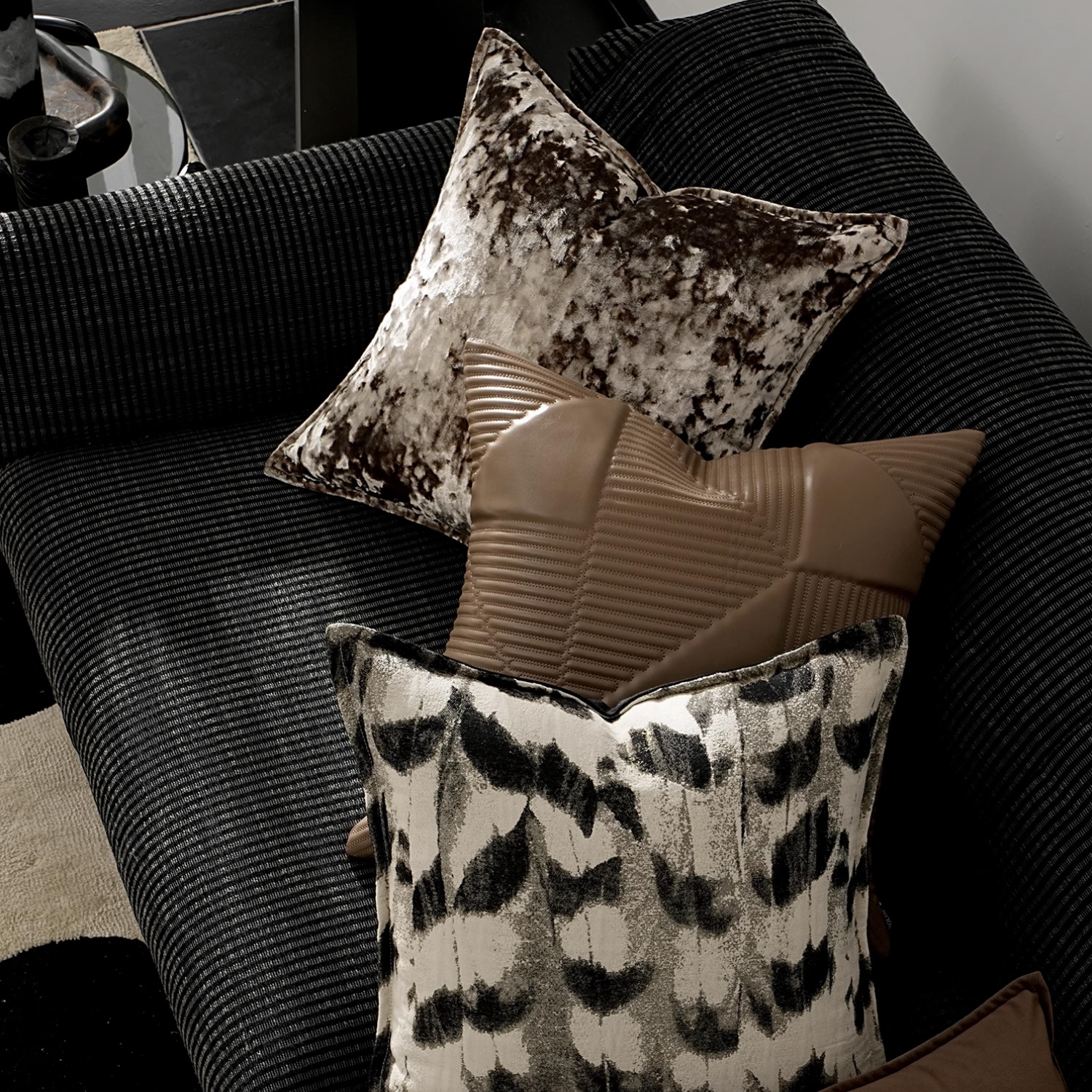 轻奢样板房黑色沙发客厅抱枕靠垫北欧咖奶白靠枕套皮革拼接腰枕