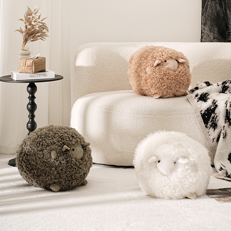 生日礼物送女朋友小绵羊玩偶异型抱枕轻奢高级感女生沙发客厅摆件