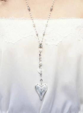 2025年新款银色爱心浮雕奶油蛋糕锆石珍珠长项链女小众设计毛衣链