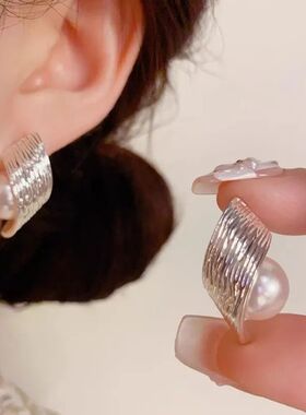 Rungeの「气质百搭」轻奢时尚个性金属环绕珍珠耳钉耳饰 小众设计