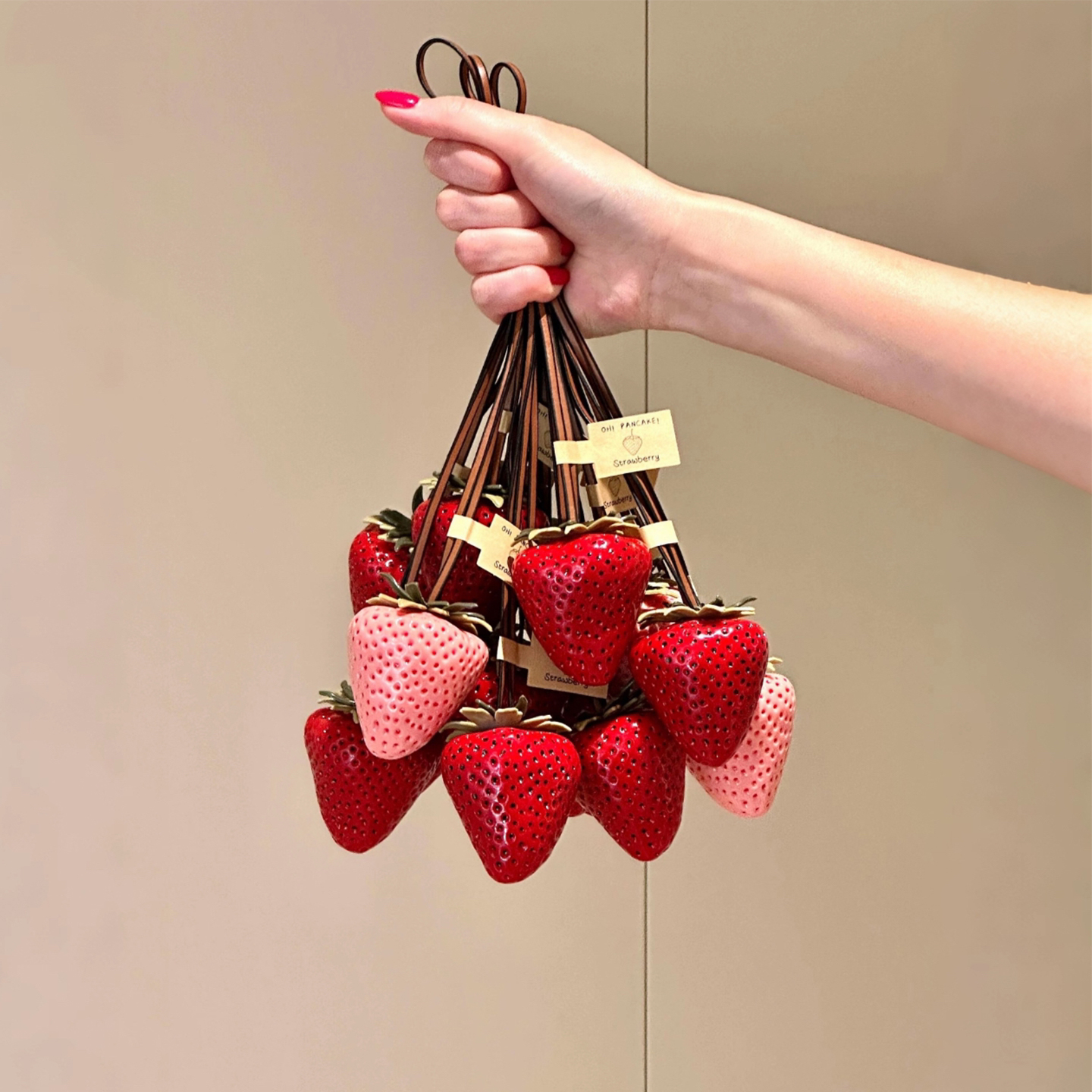 草莓汽车挂件2025新款女生高级感后视镜车载吊坠包包钥匙扣挂饰