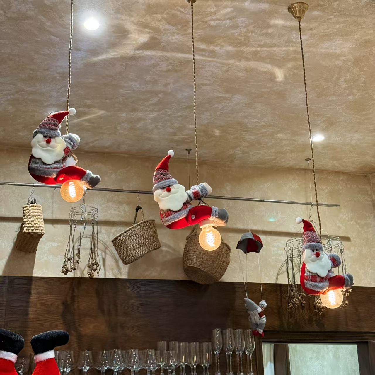 圣诞节吊灯装饰圣诞老人玩偶挂件场景布置咖啡店铺商场门店氛围感
