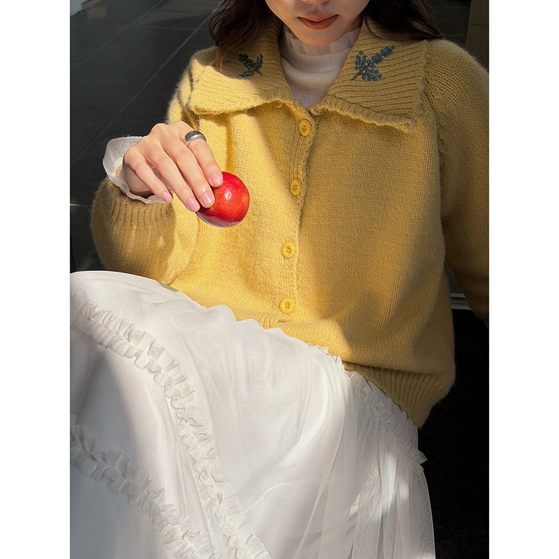 【提花织物】2025法式复古钩花翻领毛衣女冬季通勤针织开衫W844C