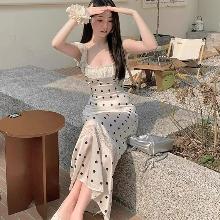 波点蕾丝吊带连衣裙子女夏季新款法式气质绝美修身显瘦收腰包臀裙