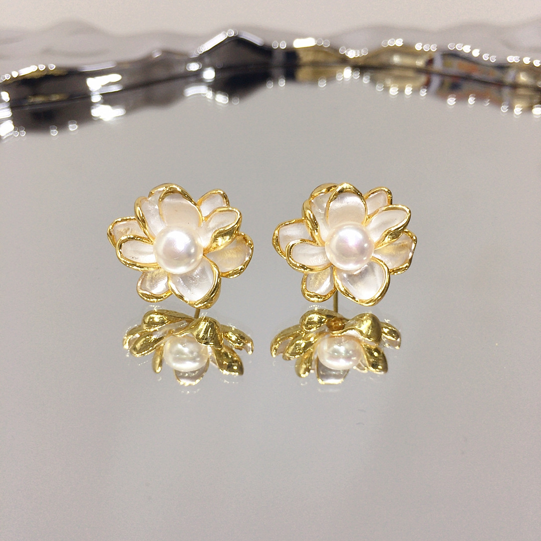 高品质天然淡水珍珠耳钉女精致烤漆金边莲花珍珠耳环S925纯银耳针
