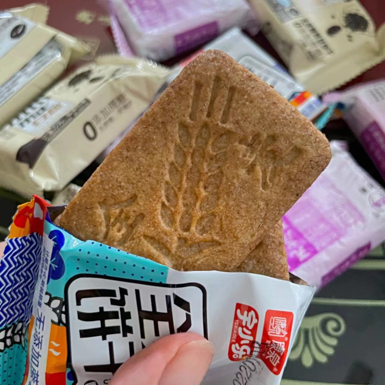 无蔗糖真全麦粗粮饼干魔芋健身高饱腹代餐早餐压缩孕妇老年人食品