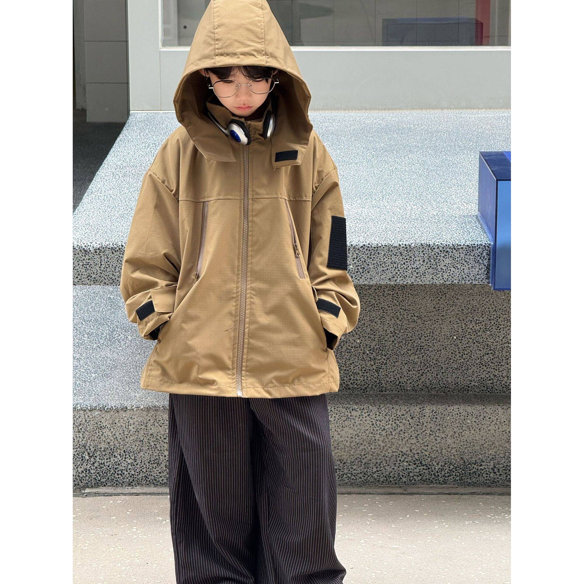 官方品牌男童春款冲锋衣2026春秋新款连帽儿童户外夹克外套工装风