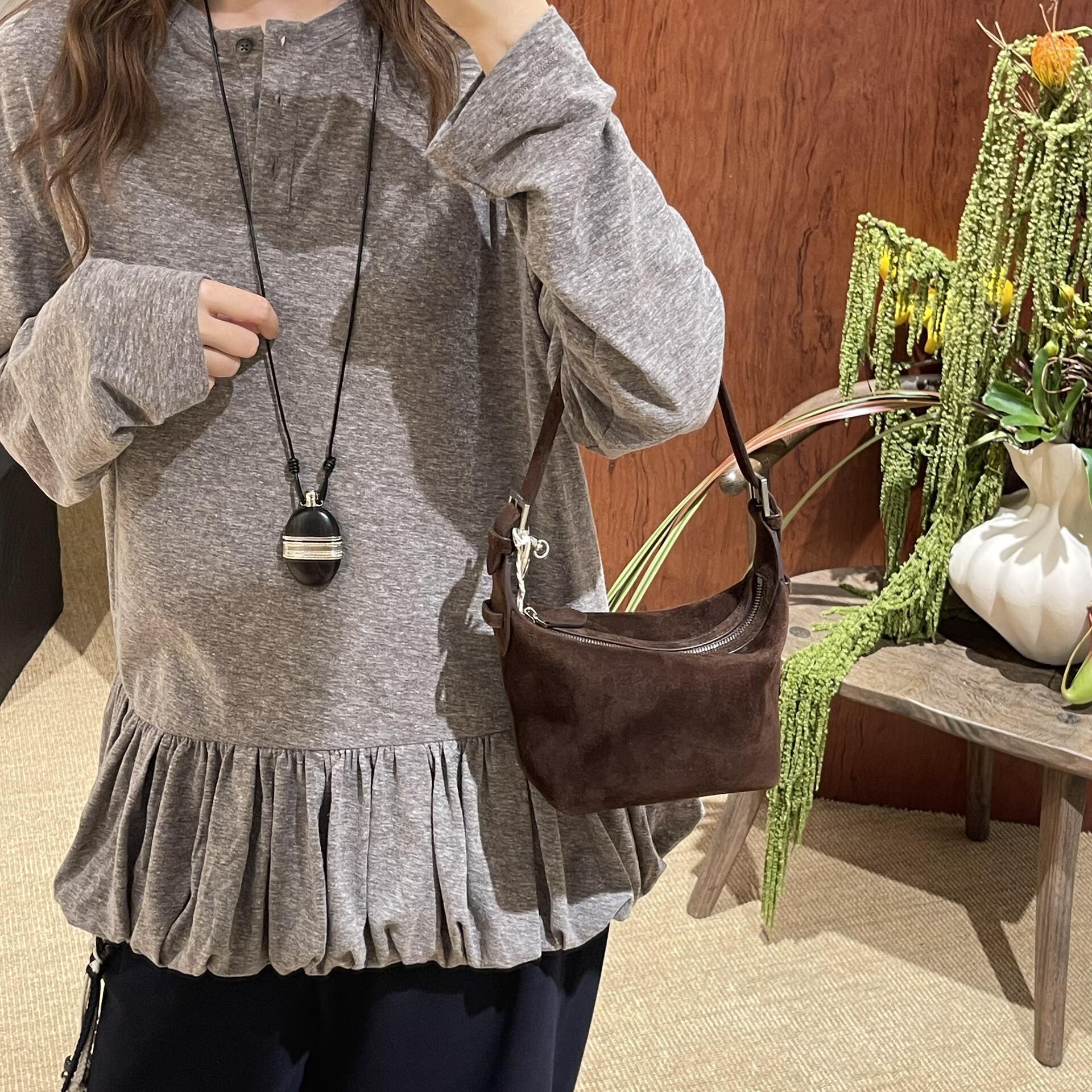 经典圆领长袖宽松量感兜量T恤女