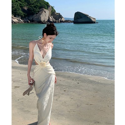 速发法式立体花朵挂脖露背v领连衣裙高级感性感纯欲露腰海边度假