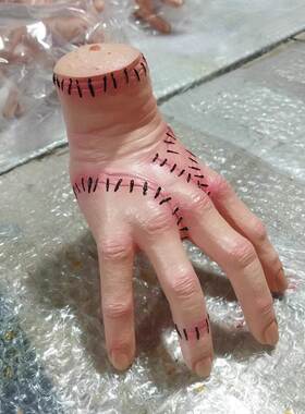 It's Wednesday thing to break a hand on Halloween 断掌摆