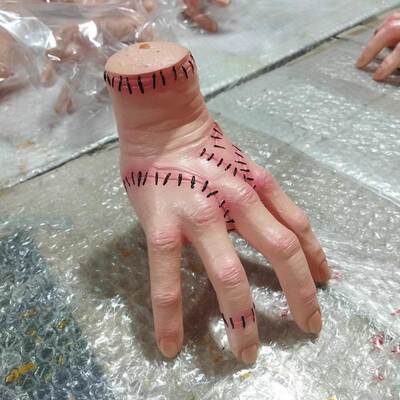 It's Wednesday thing to break a hand on Halloween 断掌摆