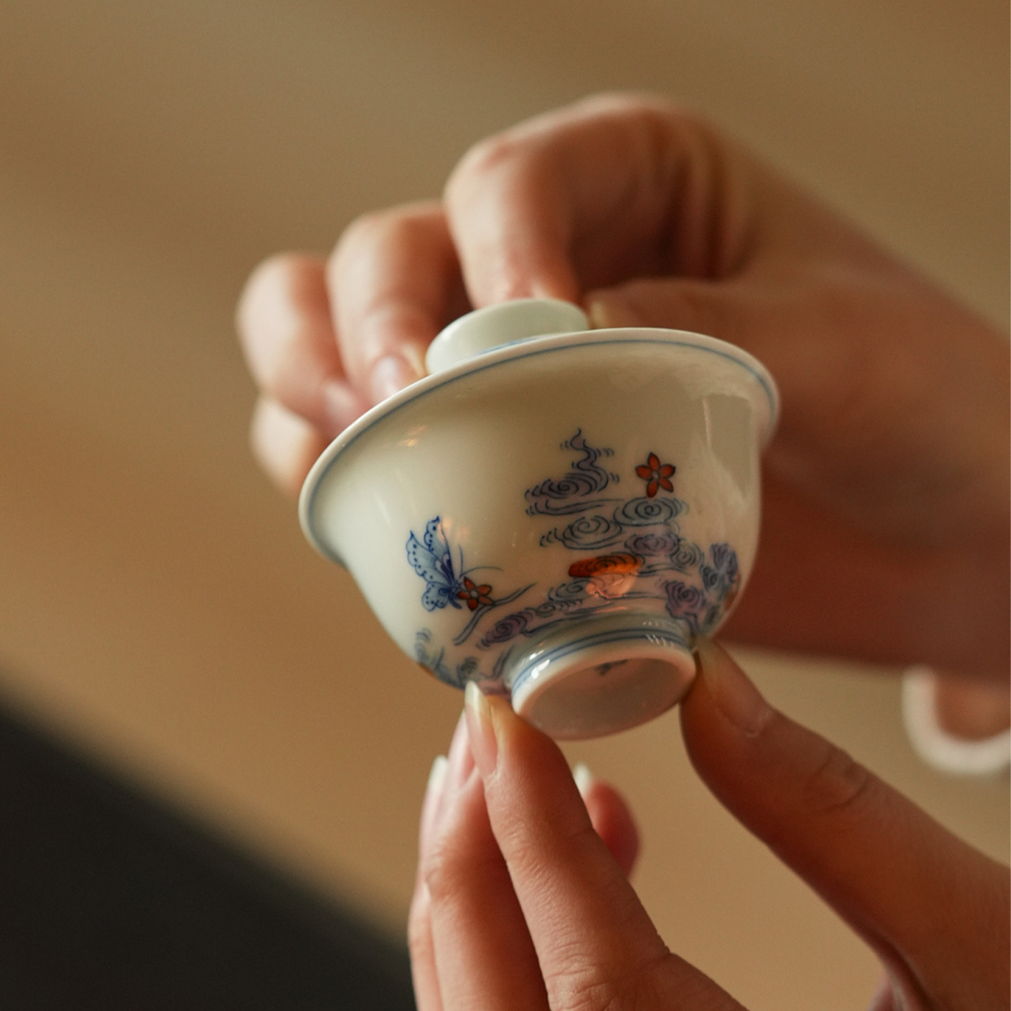 宛玉 斗彩祥云花蝶一人饮迷你盖碗 纯手工掌心小盖碗50ml试茶利器