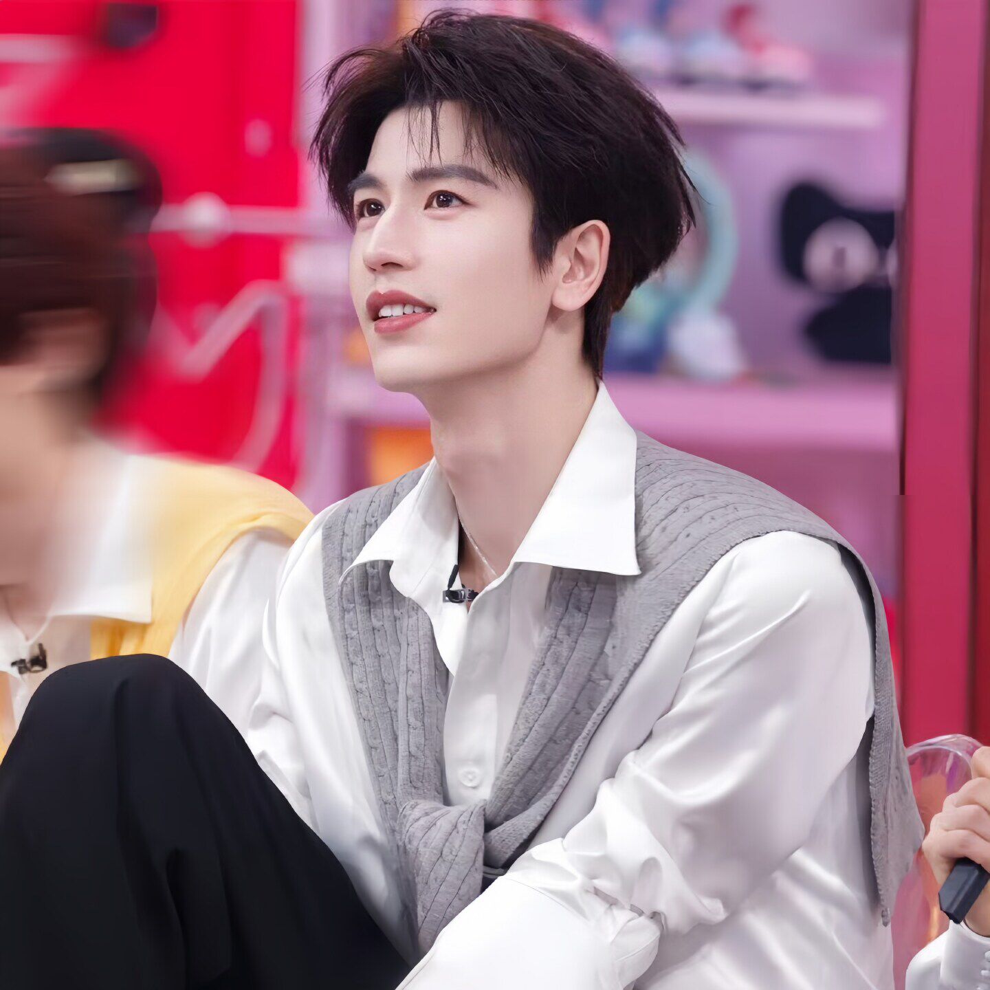 张凌赫同款针织披肩男外搭2026新款百搭经典麻花毛线老钱风坎肩潮