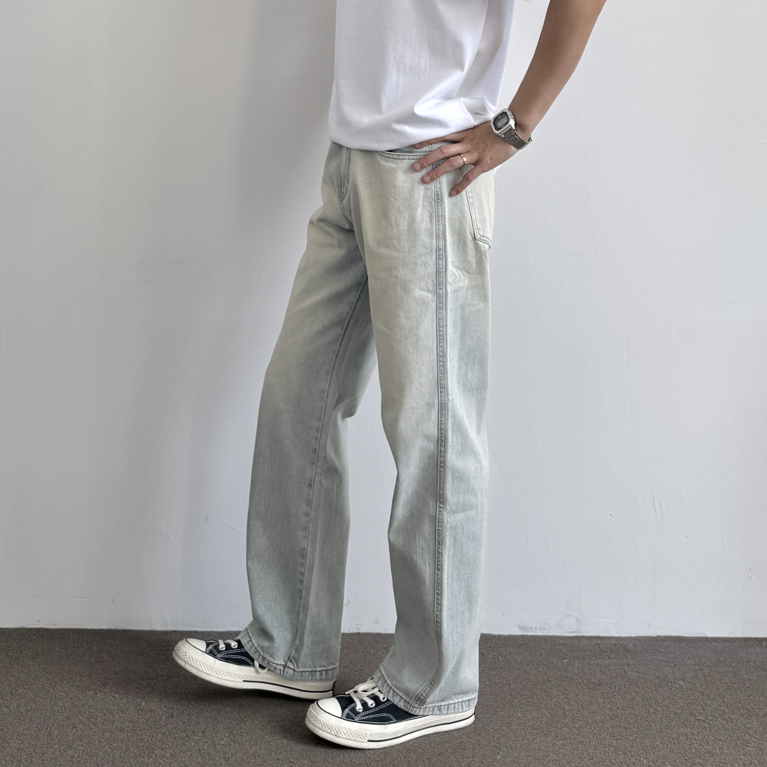 ONUN水洗浅蓝色宽松直筒牛仔裤