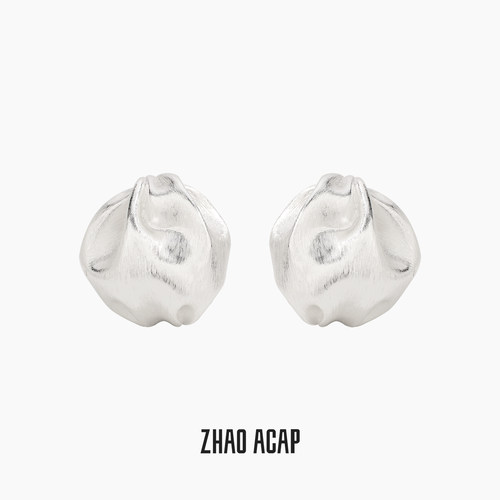 ZHAO ACAP原创设计丝绸与干空气褶皱丝绸花苞袖耳环