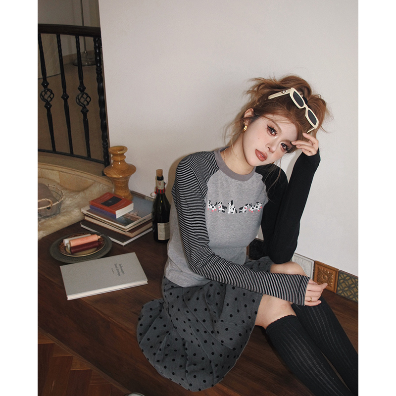 skipsmile秋冬新款趣味可爱撞色插肩袖小狗图案刺绣修身短款上衣