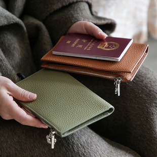 真皮质感简约拉链护照夹女钱包一体超薄便携多功能出国证件收纳包
