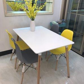 家用桌子伊姆斯实木圆桌阳台客厅小户型餐桌北欧简约桌椅组合