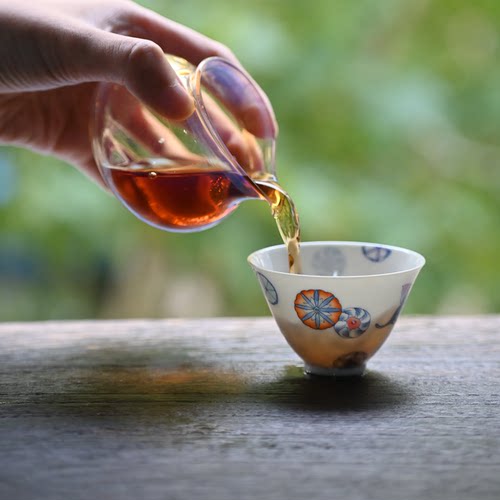 手绘青花斗彩蝶恋皮球花斗笠杯