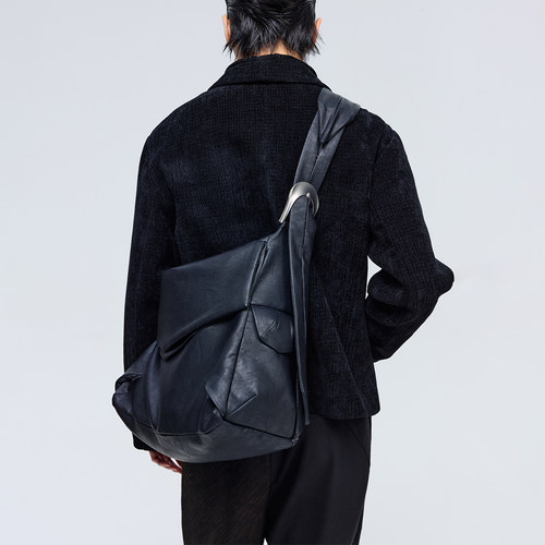 芸蚁〔双层盾〕特殊仿牛皮肌理剑刃破骨皮革可调节大容量单肩包