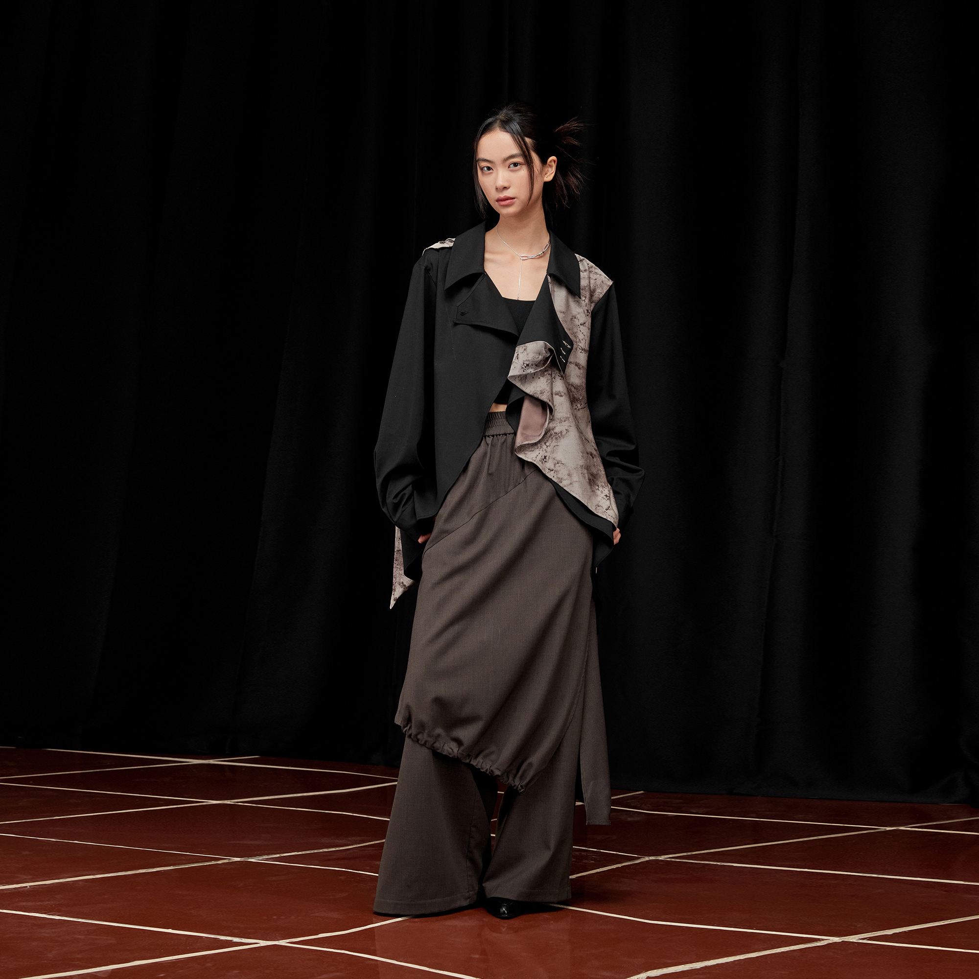 芸蚁「妖姬」打褶层次结构水墨扎染印花光影垂片拼接长袖衬衫_舞