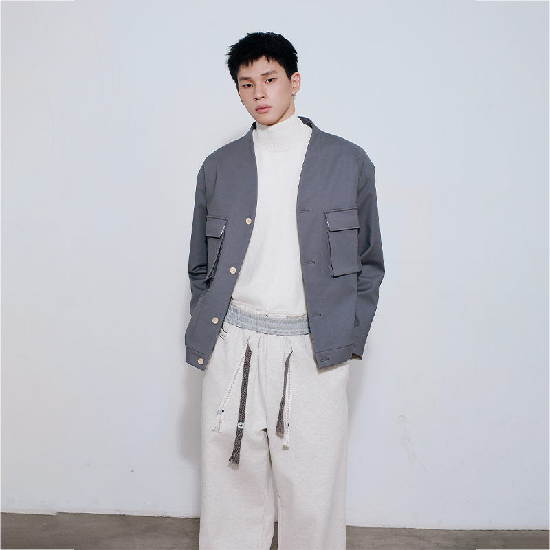 SAME FLOW  慵懒风烟灰蓝V型立领贴袋夹克2025新款宽松休闲短外套