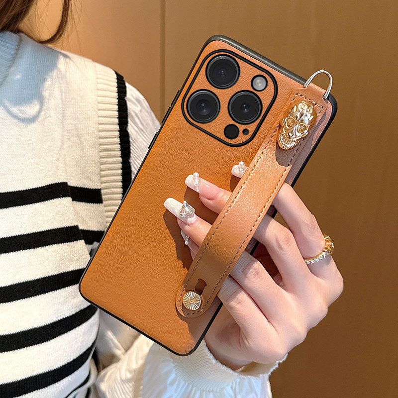 适用苹果15promax手机壳皮纹斜挎挂绳苹果13mini保护套iPhone14promax潮牌骷髅腕带全包软边防摔挂脖式15plus