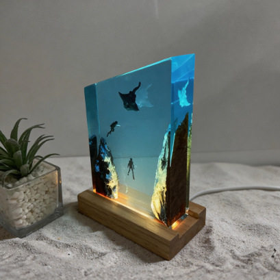 海底世界景观溶洞鲼蝠和潜水员小