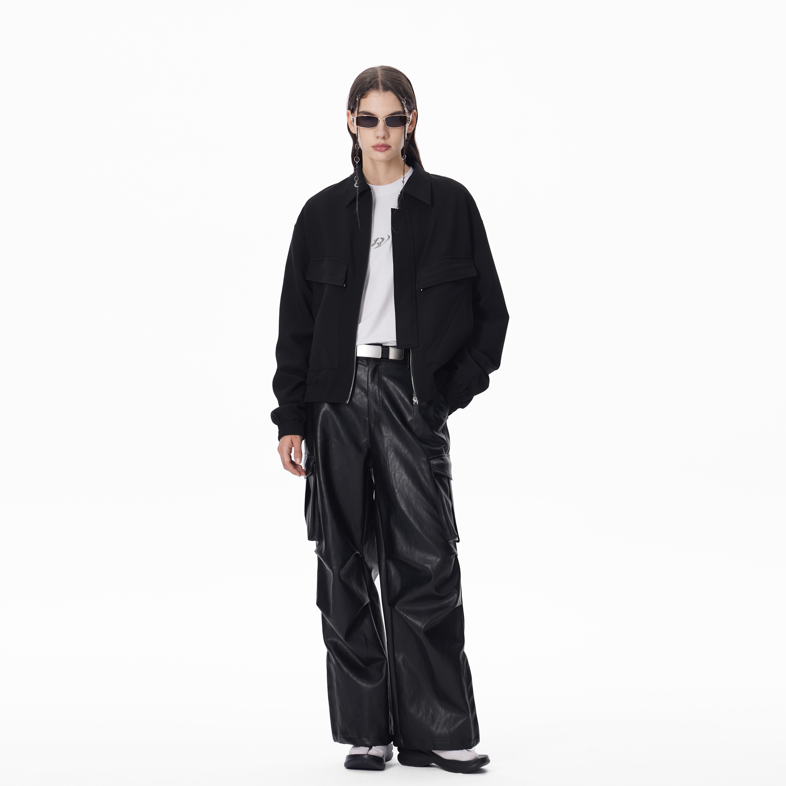 黑夹克里面配什么衣服_黑夹克内搭什么颜色好看-第2张图片-潮百科