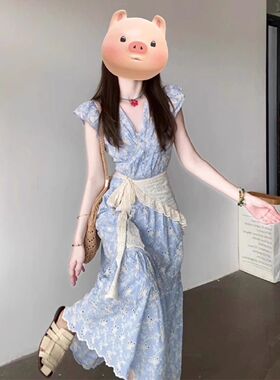 蓝色法式碎花连衣裙2026夏季新款小个子今年流行海边度假风长裙子